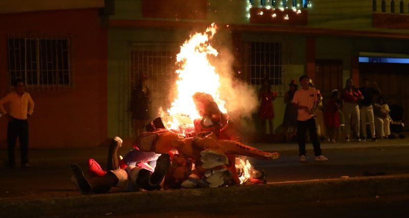 Guayaquil, domingo 01 de enero del 2023
Con la tradicional quema de años viejos, se da inicio al nuevo año.
Fotos:César Muñoz/API